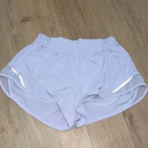“Lavender” Hotty Hot Lululemon Low-Rise Lined Short 2.5”